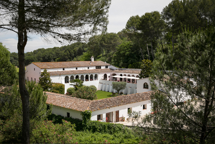 Imatge de la finca Can Marti rodejada de vinyes