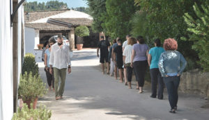 Grup de persones fent exercici de meditació