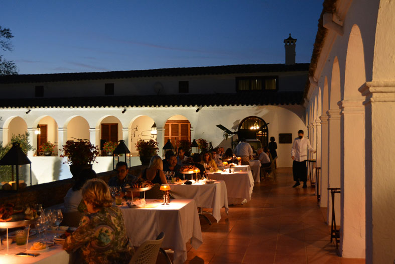Image of the inside of Torelló's masia, during on of the dinners