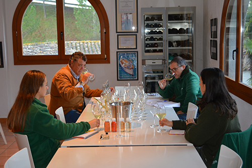 El equipo de enología de Torelló catando algunos de los vinos