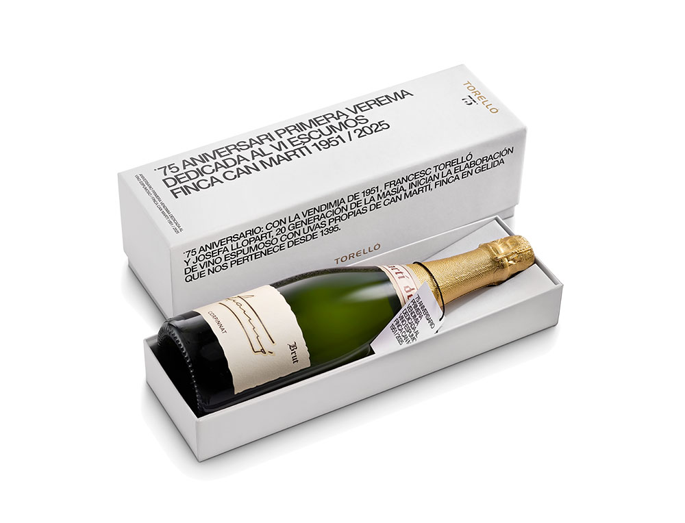 La botella del 75 aniversario de Torelló y su estuche