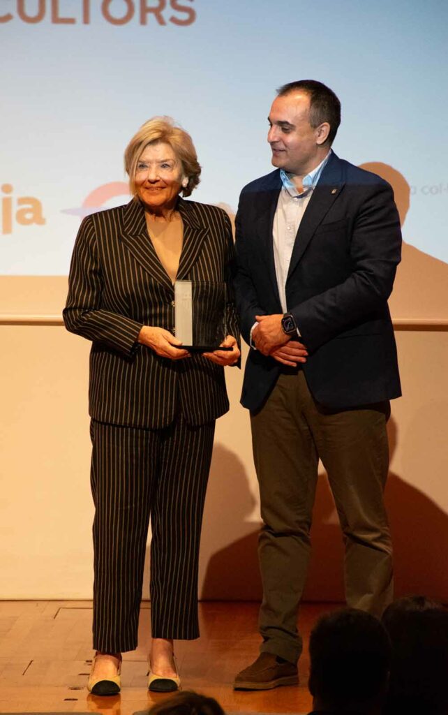 Ernestina Torelló recibiendo el premio de manos de Ferran Andreu